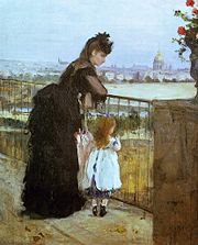 Mujer y niña en una terraza