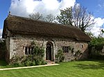 Bickleigh Castle Chapel, оның ішінде оңтүстік пен батысқа қоршау үшін қабырға