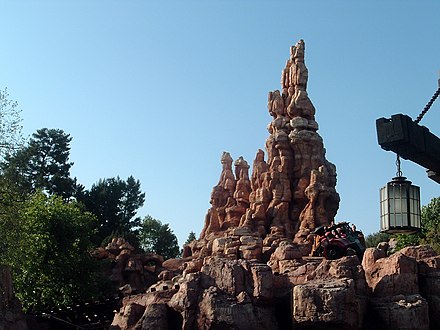 Thunder mountain. Frontierland Диснейленд. Громовая гора в Диснейленде. “Disney big Thunder Mountain Railroad”. Big Thunder Mountain Railroad.