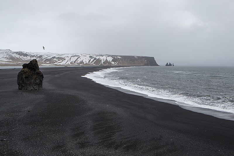 File:Black sand beach at Dyrhólaey.jpg