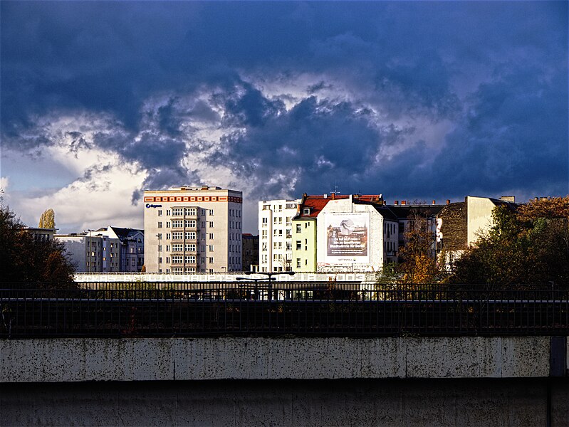 File:Blick auf den Innsbrucker Platz.jpg