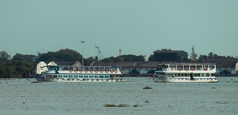 File:Boats in Kochi Harbor ഉല്ലാസബോട്ടുകൾ കൊച്ചി ഹാർബറിൽ.jpg