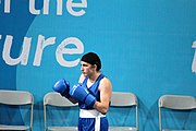 Deutsch: Boxen bei den Olympischen Jugendspielen 2018 Tag 12, 18. Oktober 2018 - Finale Leichtgewicht Mädchen – Oriana Saputo (Argentinien, blau) schlägt Emma Lawson (Australien, rot) 5-0; Ringrichter ist José Romero (Spanien). English: Boxing at the 2018 Summer Youth Olympics on 18 October 2018 – Girls' lightweight Bronze Medal Bout – Oriana Saputo (Argentina, blue) wins over Emma Lawson (Australie, red) 5-0; Referee is José Romero (Spain). Español: Boxeo en los Juegos Olímpicos Juveniles de Verano de 2018 en 18 de octubre de 2018 - Combate de medalla de bronce de las niñas: Oriana Saputo (Argentina, azul) gana a Emma Lawson (Australie, roja) 5-0; Árbitro es José Romero (España).