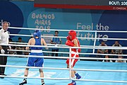 Deutsch: Boxen bei den Olympischen Jugendspielen 2018 Tag 12, 18. Oktober 2018 - Finale Leichtgewicht Mädchen – Oriana Saputo (Argentinien, blau) schlägt Emma Lawson (Australien, rot) 5-0; Ringrichter ist José Romero (Spanien). English: Boxing at the 2018 Summer Youth Olympics on 18 October 2018 – Girls' lightweight Bronze Medal Bout – Oriana Saputo (Argentina, blue) wins over Emma Lawson (Australie, red) 5-0; Referee is José Romero (Spain). Español: Boxeo en los Juegos Olímpicos Juveniles de Verano de 2018 en 18 de octubre de 2018 - Combate de medalla de bronce de las niñas: Oriana Saputo (Argentina, azul) gana a Emma Lawson (Australie, roja) 5-0; Árbitro es José Romero (España).