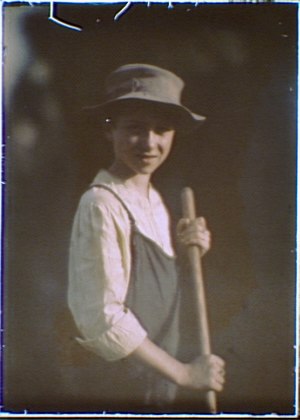 File:Boy in the gardens of the National Cash Register Company, Dayton, Ohio LOC agc.7a17733.tif