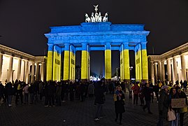 Saksan Berliinissä Brandenburgin portti valaistiin Ukrainan lipun värein (24.2.2023).