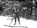 Bronisław Czech smaruje narty przed zawodami w Zakopanem 1932.jpeg