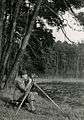 Čeština: Ferdinand Bučina při práci s kamerou Kinamo N25. Jabkenická obora, jaro 1939.