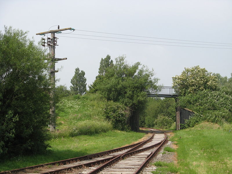 File:Buesum bahn faehrt drch deich.jpg