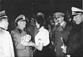 Münih Konferansında Benito Mussolini'ye buket veren BDM üyesi, yanında Hitler ve Göring