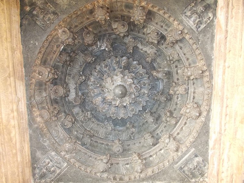 File:CARVED ROOF VENKATRAMANA TEMPLE TADPATRI AP - panoramio.jpg