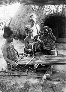 Female Tais weaver in North Central Timor Regency of East Nusa Tenggara, Indonesia, c. 1900s COLLECTIE TROPENMUSEUM Weefster Midden Timor TMnr 10014467.jpg