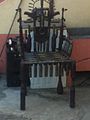 Cadeira feita de armas e balas material reciclado 2014-04-30 10-22.jpg