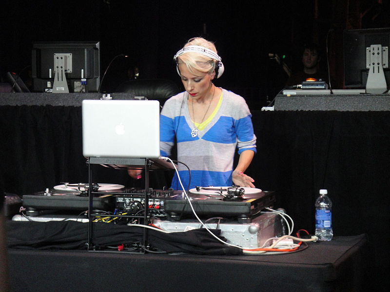 File:Call of Duty XP 2011 - pre-show deejay (6114035216).jpg