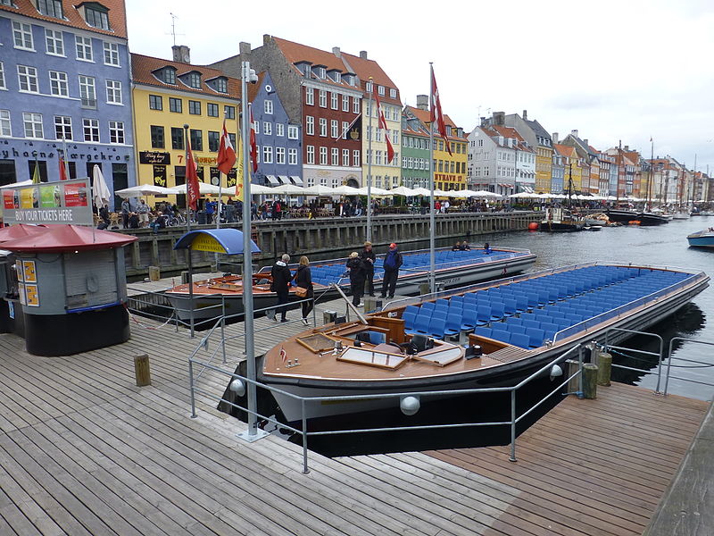 File:Canal Tours in Nyhavn 03.JPG