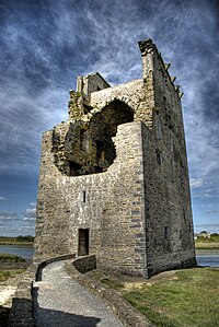 Carrigafoyle Castle, a Desmond Geraldine stronghold during the Second Desmond Rebellion, captured by the English in 1580 Carrigafoyle Castle Ireland.jpg