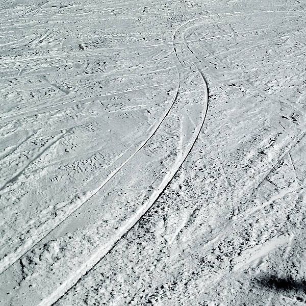 File:Carving tracks snow.jpg
