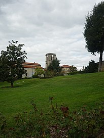 Le clocher de l'église du village vu depuis le parc du château.