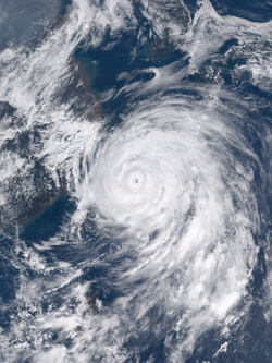 7月10日，達到最高強度後不久的颱風燦鴻