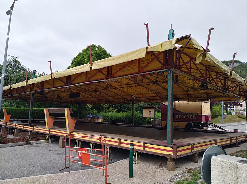 File:Chassal - Fête foraine - Auto-tamponneuses en montage (juil 2018).jpg