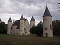 Château et pigeonnier du XIXe siècle au premier plan.