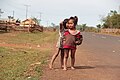 Français : Enfants sur le bord de la route 20, entre Tat Lo et Salavan au Laos