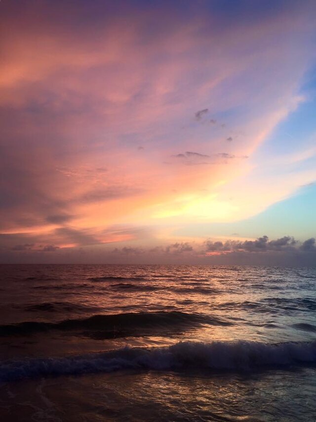 https://upload.wikimedia.org/wikipedia/commons/thumb/c/c8/Clearwater_Beach_sunset.jpg/640px-Clearwater_Beach_sunset.jpg