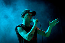 Clementino mentre apre un concerto dei 99 Posse a Bagnoli, nel 2012.