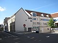 Collège Lumière avec mosaïque vitrée à l'entrée.