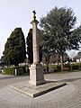 La colonne de l'abbé Gruget, située sur le rond-point entre les carrés 8, 9, 15 et 16.