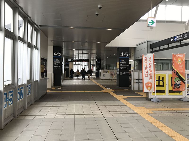 File:Concourse of Shin-Yamaguchi Station.jpg