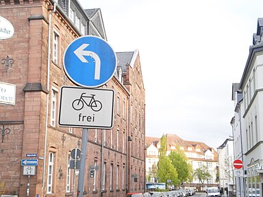 Freigabe von Abbiegegeboten, Öffnung von Einbahnstrassen mit 1022-10, Radverkehr frei Foto. English: Contra-flow cycling
