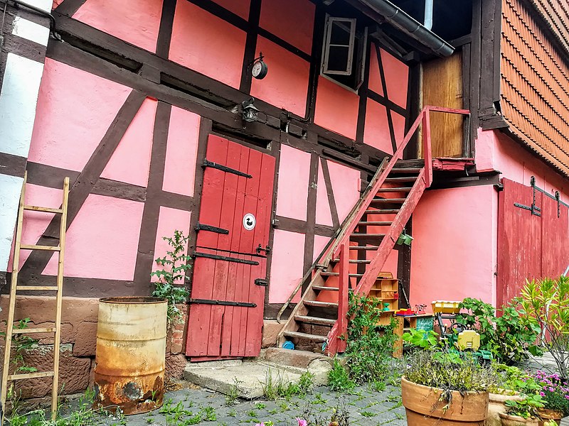 File:Courtyard of the tavern (Besenwirtschaft) in Bischhausen, district Göttingen.jpg