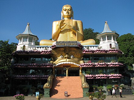 Церковь в шри ланке. Храм золотого Будды в Шри Ланке. Шри Ланка буддийский храм. Пещерный храм Дамбулла. Пещерный храм Дамбулла Шри-Ланка.