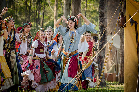 Tập tin:Dancers of the Shuvani Romani Kumpania.jpg