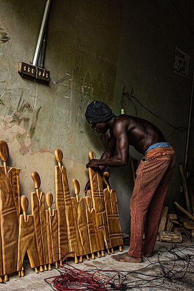 File:Day in the life of a Nigerian Sculptor.jpg