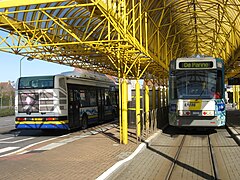 Correspondance en gare de La Panne avec le tramway de la côte belge (Photo prise en 2009 : à l'époque, une ligne 3B allait jusqu'à La Panne le dimanche).