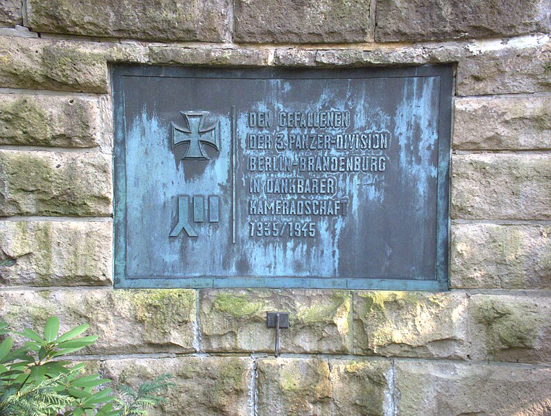 File:Den Gefallenen der 3. Panzer-Division - Friedhof Lilienthalstraße 2014 (1).jpg