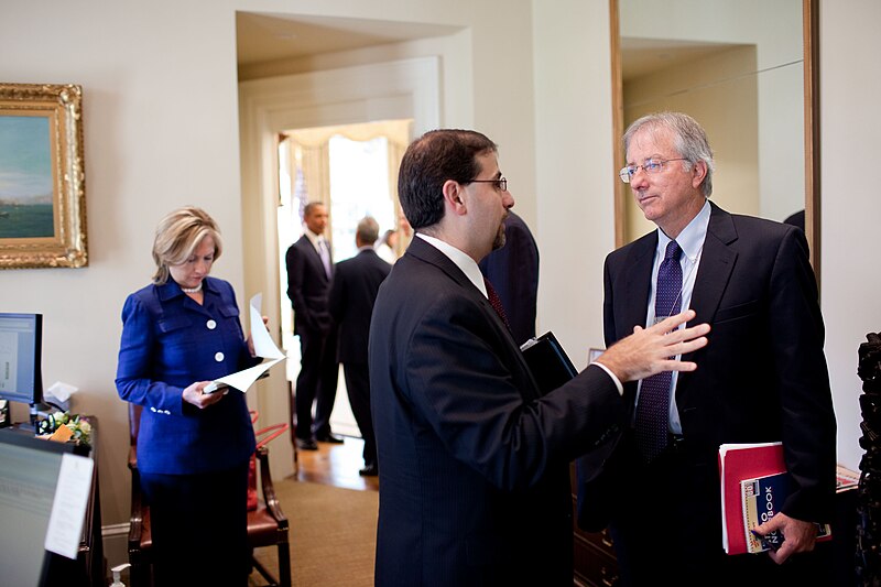 File:Dennis Ross, senior director for the Central Region, and Dan Shapiro, NSC senior director for the Middle East, center, confer in the Outer Oval as Secretary of State Hillary Rodham Clinton stands behind them.jpg