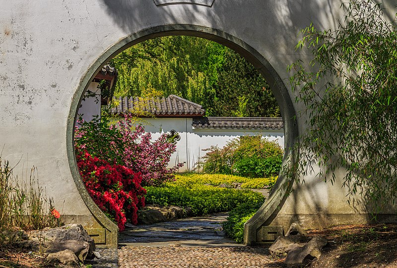 File:Doorgang in muur. Locatie, Chinese tuin Het Verborgen Rijk van Ming. Locatie. Hortus Haren 01.jpg