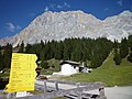 Ehrwald - Zugspitze mit Wegweiser auf der Ehrwalder Alm.jpg