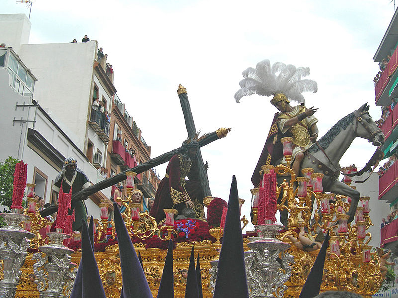 File:El Señor de las Tres Caídas, frente a la Capilla de la Estrella, en pleno corazón de Triana.JPG