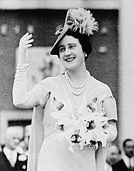 Queen Elizabeth (later the Queen Mother) wearing the Queen Anne and Queen Caroline pearls, 1939
