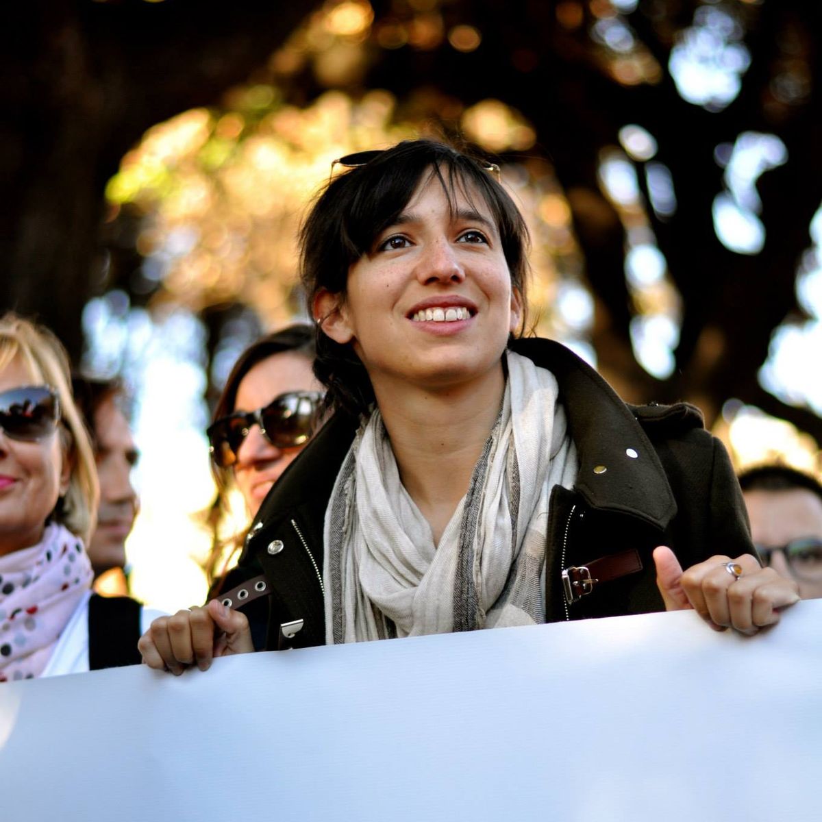 https://upload.wikimedia.org/wikipedia/commons/thumb/c/c8/Elly_Schlein-Manifestazione_contro_il_JA_del_25.10.2014_a_Roma.jpg/1200px-Elly_Schlein-Manifestazione_contro_il_JA_del_25.10.2014_a_Roma.jpg