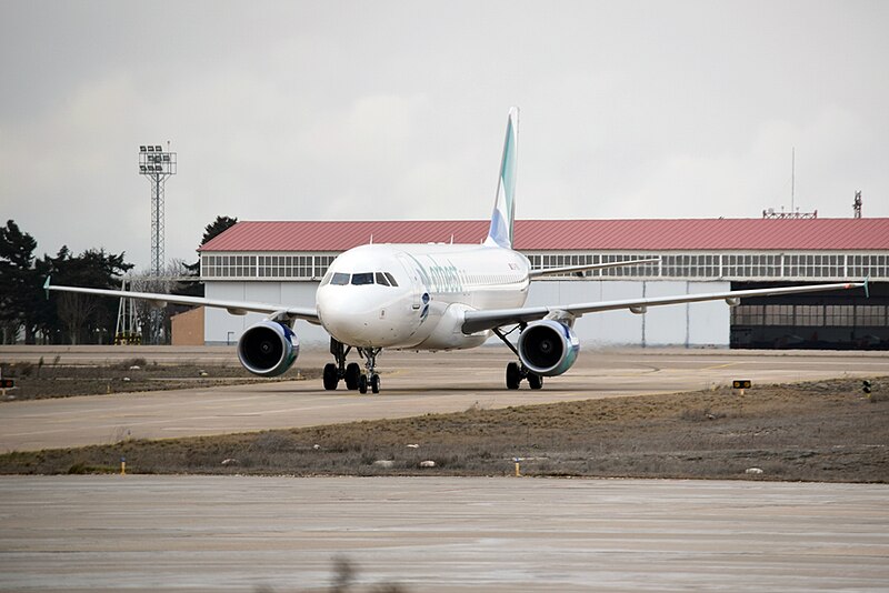 File:Evelop entrando en plataforma del aeropuerto de Valladolid.JPG