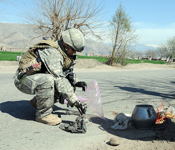 File:Explosive Ordnance Disposal Team Clears Culvert DVIDS257966.jpg