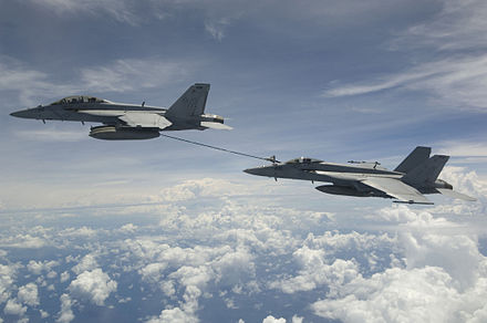 Воздух 18. F18 super Hornet Air refueling. F/A-18 дозаправка. F-35 самолёт. A-18as самолет.