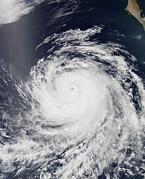 Imagem de satélite do furacão Fabio atingindo o pico de intensidade da categoria 2 em 3 de julho