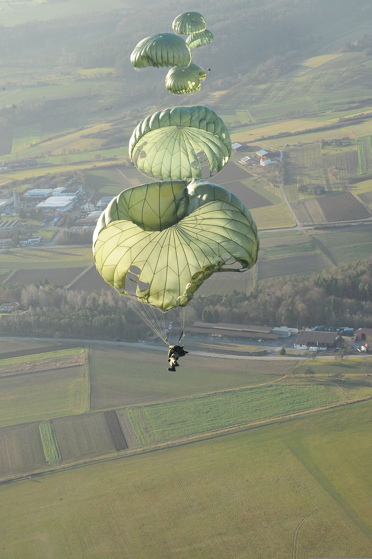 File:Fallschirmjäger der Bundeswehr.jpg - Wikimedia Commons