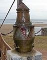 Antigua linterna en el portón de acceso al faro de José Ignacio, Uruguay.